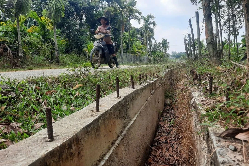 Nhà thầu bị bắt khi mới chỉ thi công dang dở hạng mục kênh thoát nước khiến dự án phải tạm dừng. Ảnh: TN