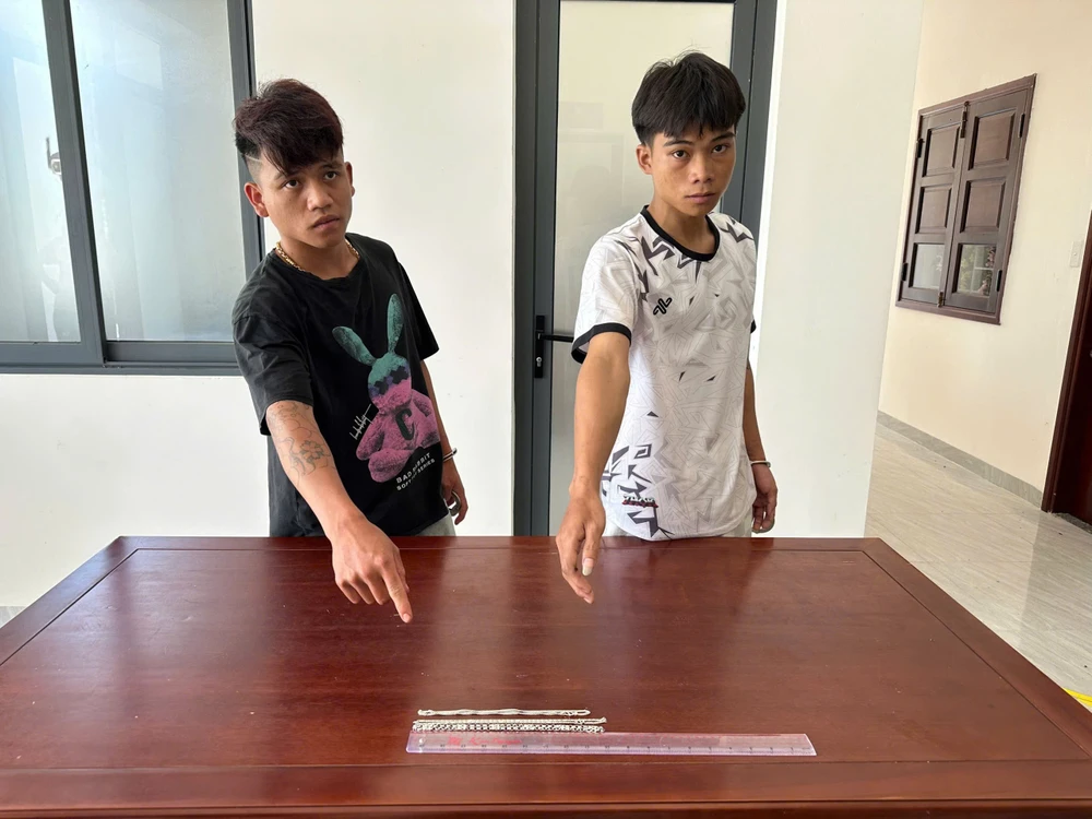 Nửa đêm, 2 thanh niên vào ký túc xá gọi học sinh thức dậy, đánh đập để cướp tài sản. Ảnh: CA