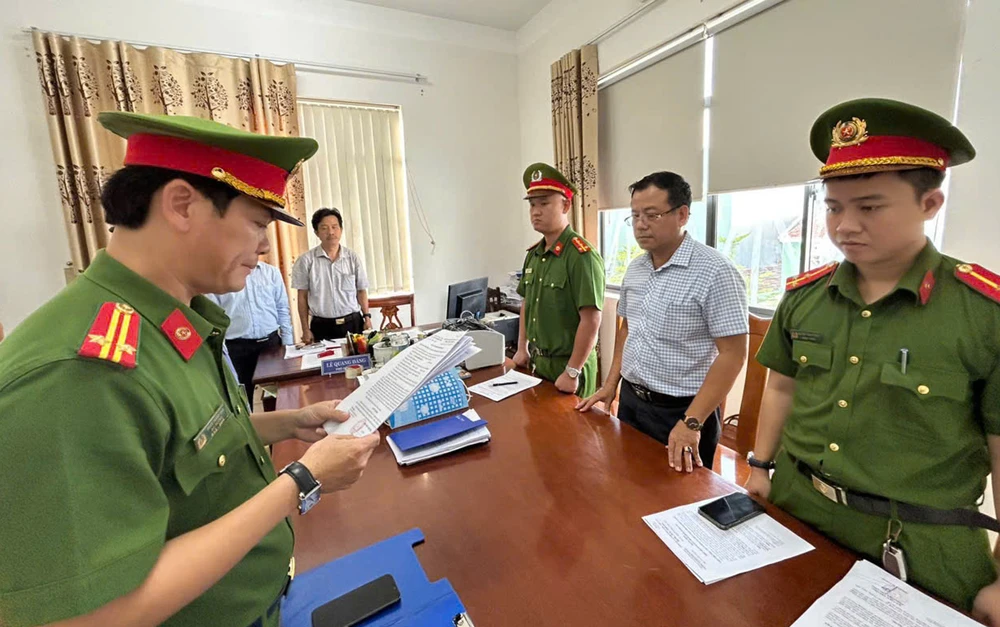 bat-2-nguyeCông an tỉnh Quảng Nam bắt 2 nguyên cán bộ vi phạm quy định về bồi thường. Ảnh: CAn-can-bo-vi-pham-2.jpg