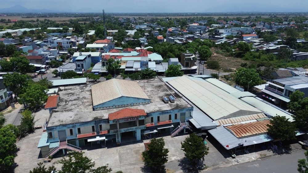 Doanh nghiệp đòi đóng cửa chợ vì tiểu thương không đăng ký thuê mặt bằng