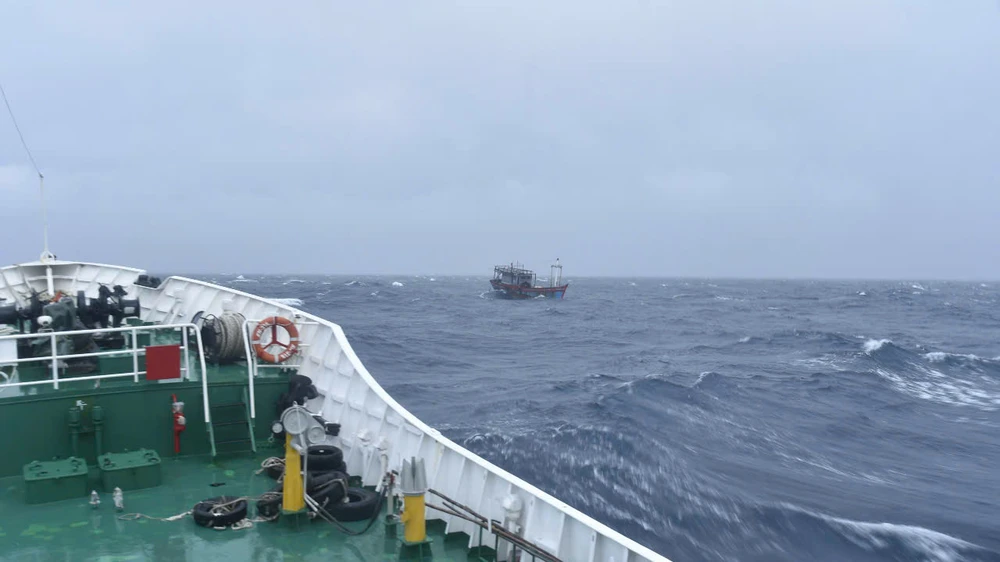 Tàu của Bộ Tư lệnh Vùng Cảnh sát biển 2 ứng cứu 3 tàu cá gặp nạn giữa bão số 1. Ảnh: NT