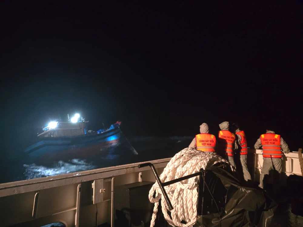 vung-canh-sat-bien-2-cuu-3-tau-ca-gap-nan-giua-bao-so-1-3.jpg