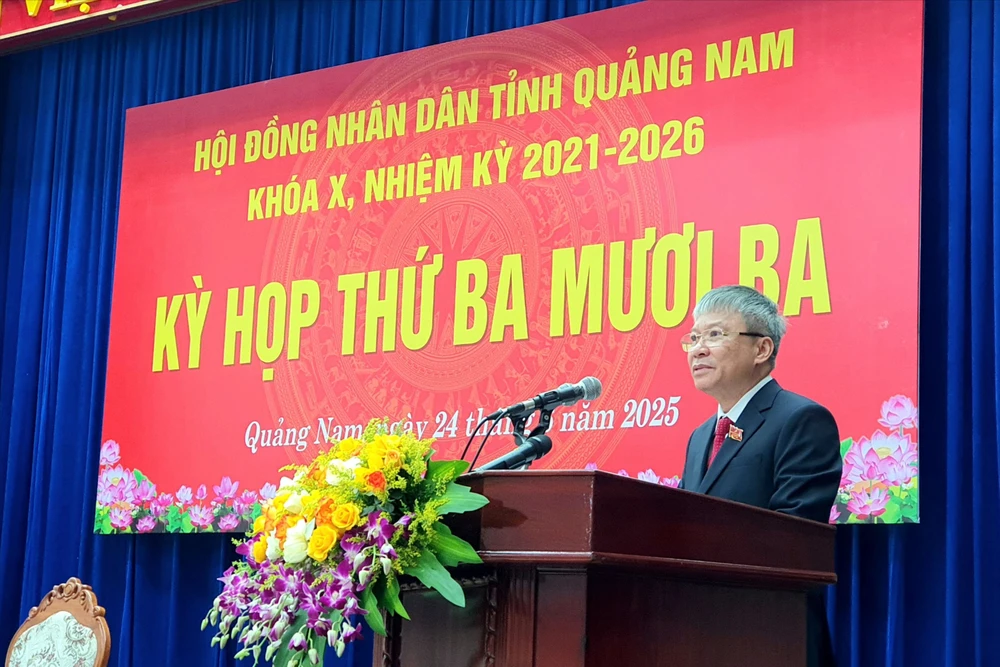 Ông Nguyễn Đức Dũng, Chủ tịch HĐND tỉnh Quảng Nam phát biểu tại kỳ họp cuối cùng tổ chức sáng nay. Ảnh: TN