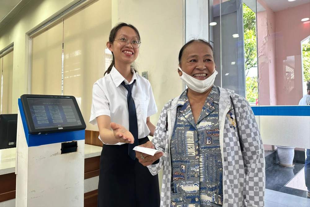 Người dân hài lòng, được cán bộ đón, hướng dẫn khi vào cửa. Ảnh: TN