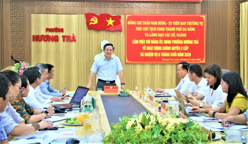 Ông Trần Nam Hưng (chủ trì) khuyến khích cán bộ trẻ lên miền núi công tác. Ảnh: TN