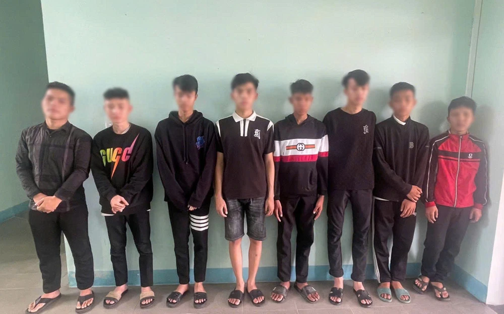 8 thanh thiếu niên lên Facebook hẹn nhau hỗn chiến, bị công an phục sẵn đuổi bắt. Ảnh: CA