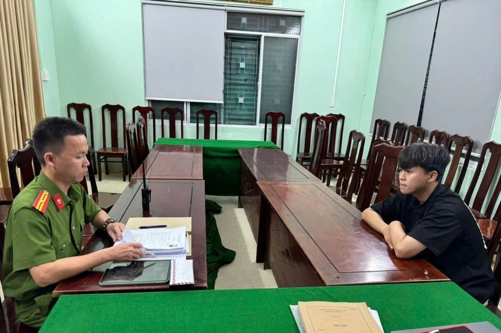 Nhân viên pha chế 'rút ruột' hàng trăm triệu chủ quán cà phê để trong két sắt. Ảnh: CA