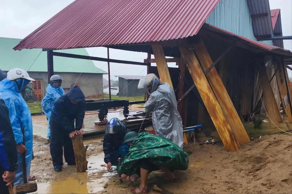 30 nhà dân miền núi Đà Nẵng tốc mái sau trận mưa to, gió lớn. Ảnh: CTV