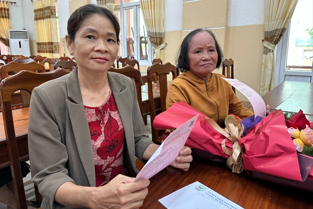 Người dân nhận sổ đỏ bất ngờ vì thủ tục quá nhanh, gọn. Ảnh: TN