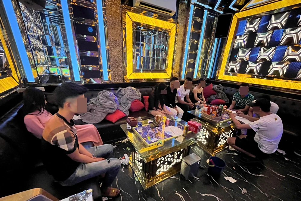 Cảnh sát kiểm tra, phát hiện nhiều người mở 'tiệc ma tuý' trong quán karaoke Rich Kid. Ảnh: CA