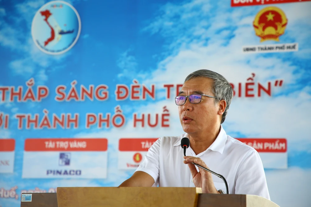 Cùng ngư dân thắp sáng đèn trên biển