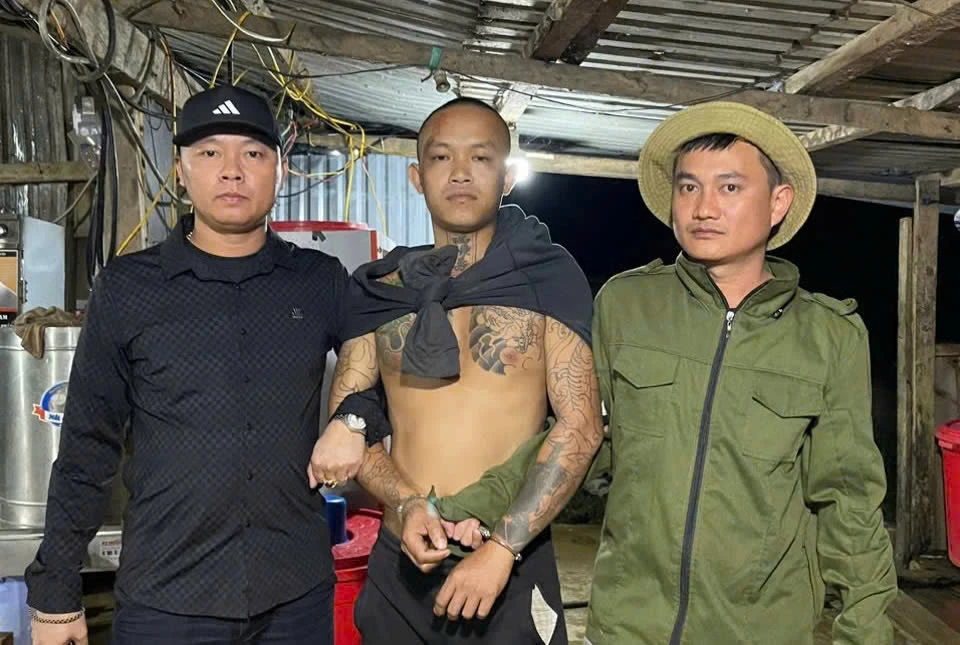 Bắt giữ nghi phạm chính trong chuyên án Mua bán người lẩn trốn ở bãi vàng. Ảnh: CA