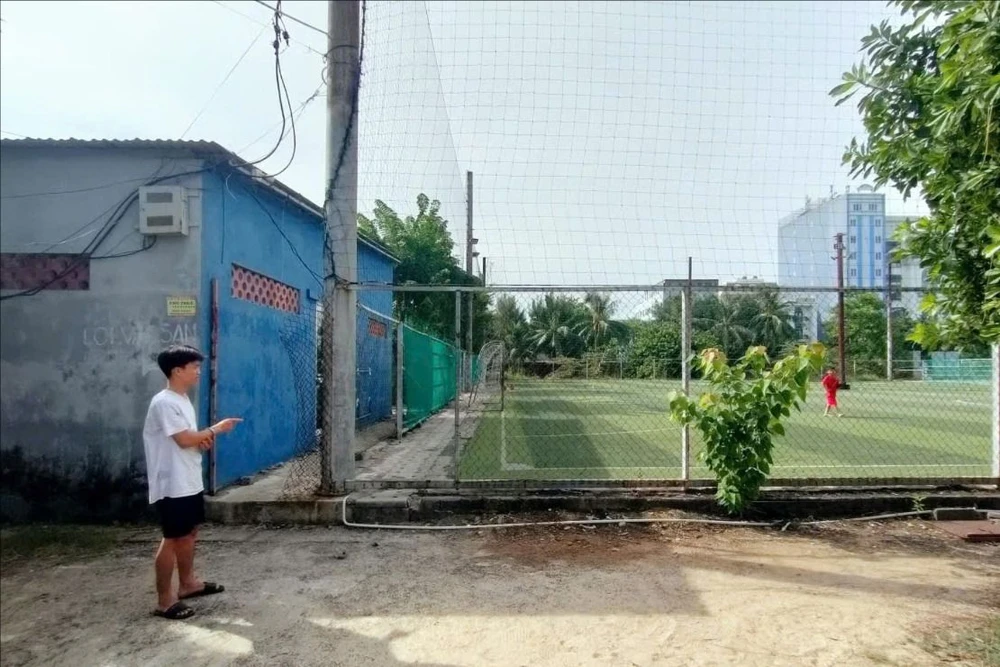 D đến các sân bóng đá trộm điện thoại
