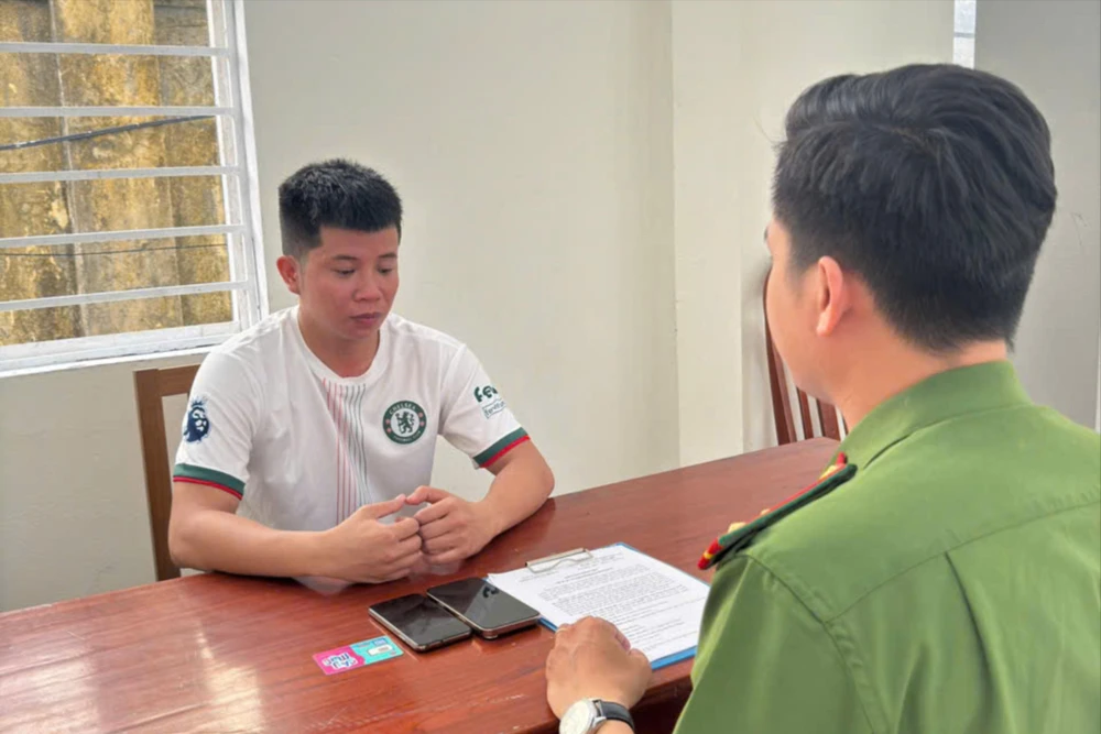 Nguyễn Ngọc Anh giả mạo Facebook con gái lừa đảo mẹ ruột của nạn nhân lấy tiền đánh bạc. Ảnh: CA