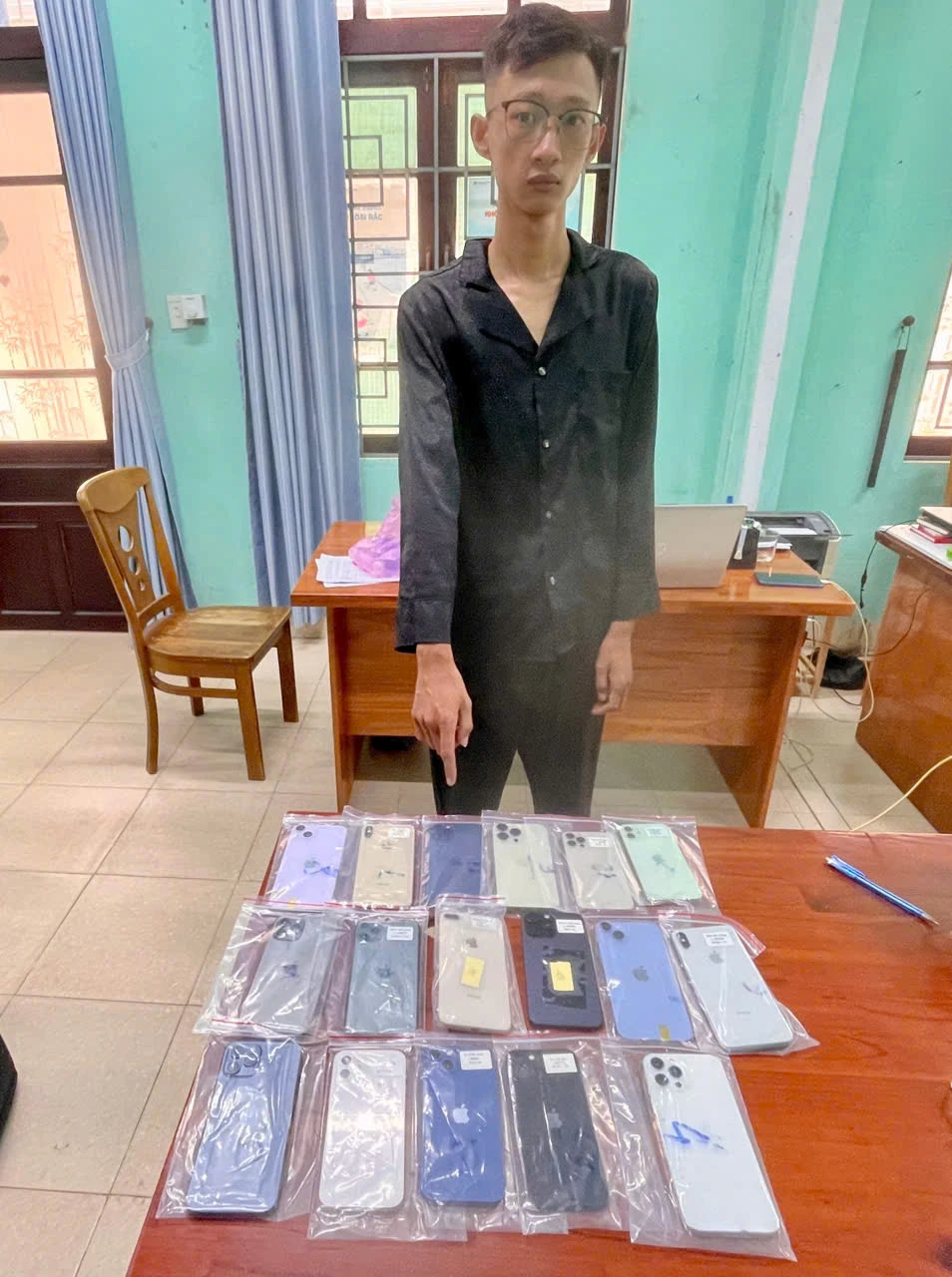 Tuấn Anh đột nhập tiệm điện thoại trộm 17 iPhone. Ảnh: CA
