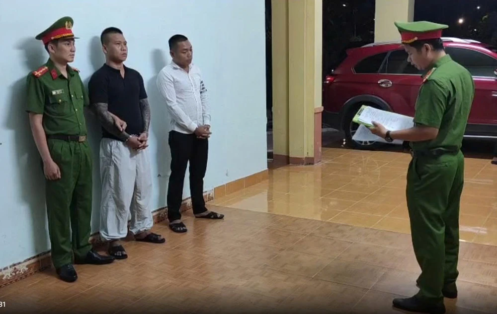 Hiệu và Tường đến quán bi da của anh H, dí súng vào đầu anh, dọa 'bắn bể đầu' anh H. Ảnh: CA