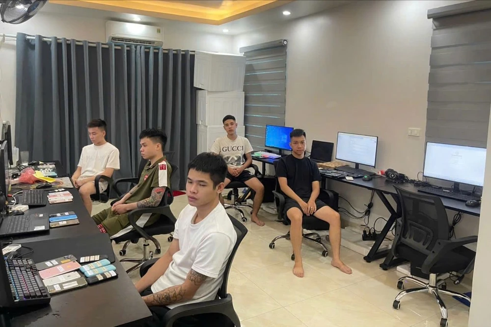 Phá chuyên án cho vay lãi nặng bằng thủ đoạn mới, khoá điện thoại nạn nhân từ xa để siết nợ. Ảnh: CA