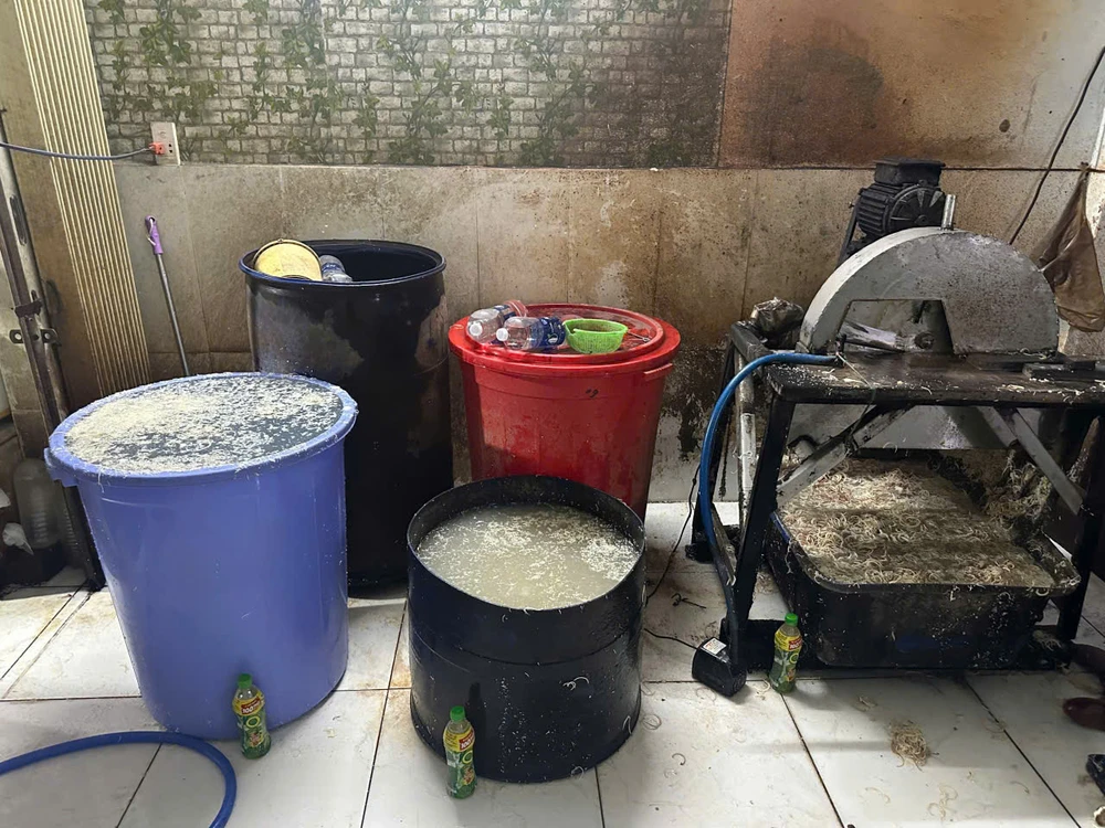 Cơ sở do bà M làm chủ sử dụng hoá chất tẩy trắng chế biến thực phẩm hoa chuối. Ảnh: CA