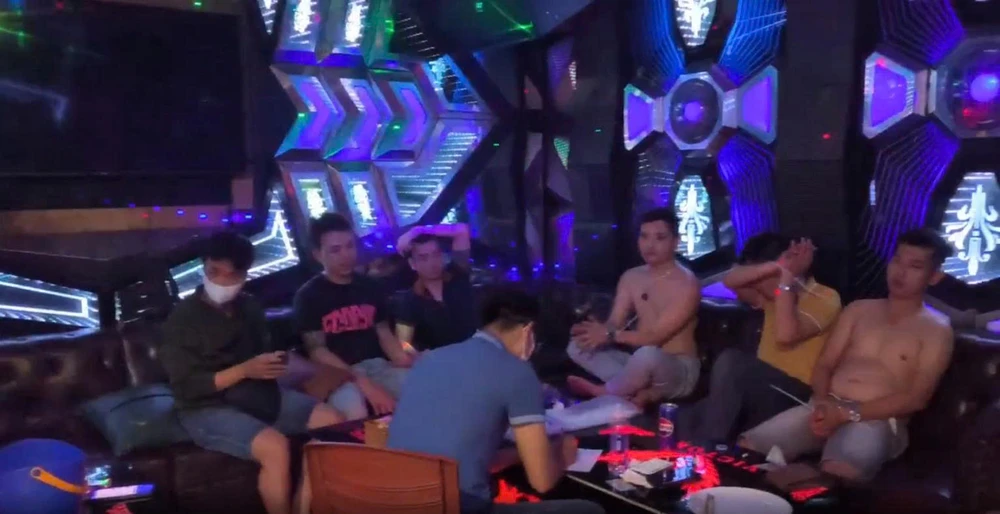 Nhóm người bay lắc xuyên đêm trong quán karaoke Victory bị cảnh sát tạm giữ. Ảnh: CA
