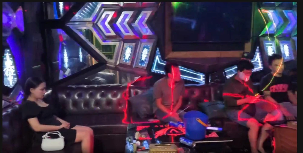 bay-lac-xuyen-dem-trong-quan-karaoke-2.jpeg
