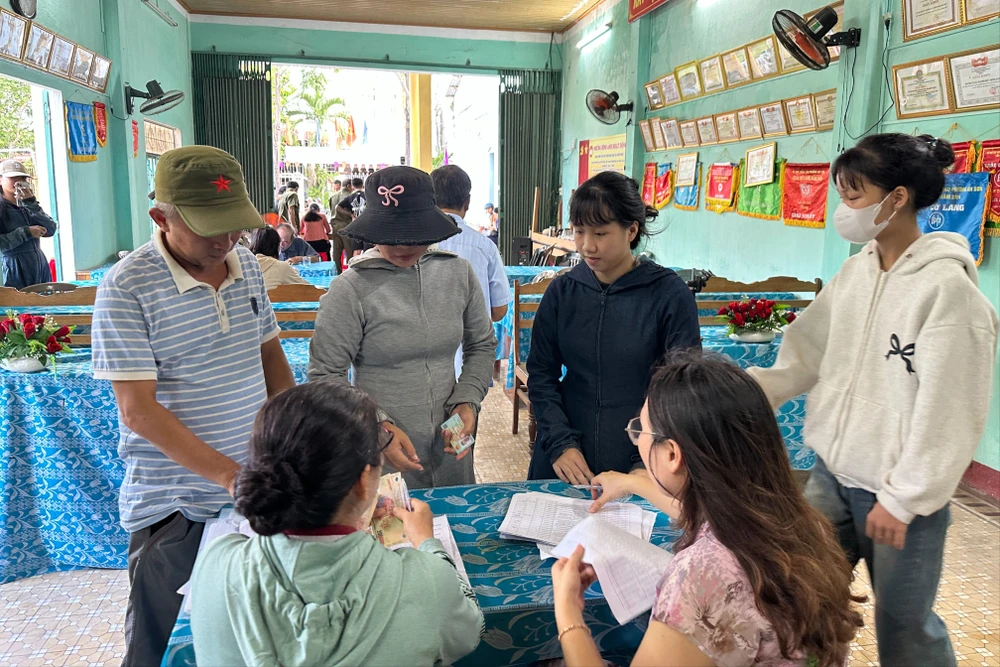 Hàng trăm người đến trụ sở khối phố 7, phường Hương Trà nhận quà Tết Độc lập. Ai nấy đều vui mừng, phấn khởi.