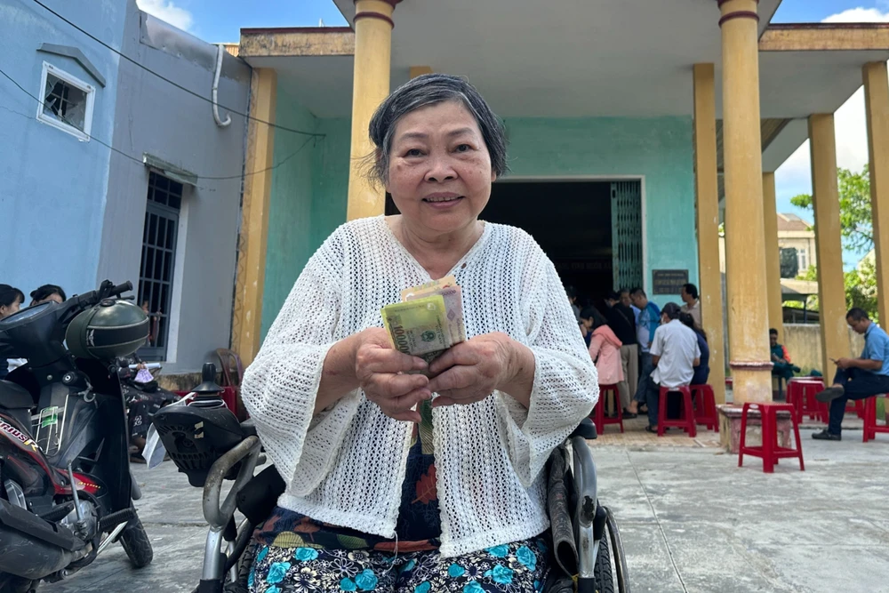 nguoi-dan-phan-khoi-nha-100-000-dong-qua-tet-doc-lap2.JPG