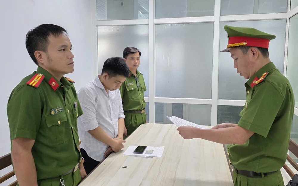 Nhân viên bảo hiểm thu tiền của khách hàng, tiền nợ thẻ tín dụng nhưng không nộp cho công ty mà để tiêu xài cá nhân. Ảnh: CA