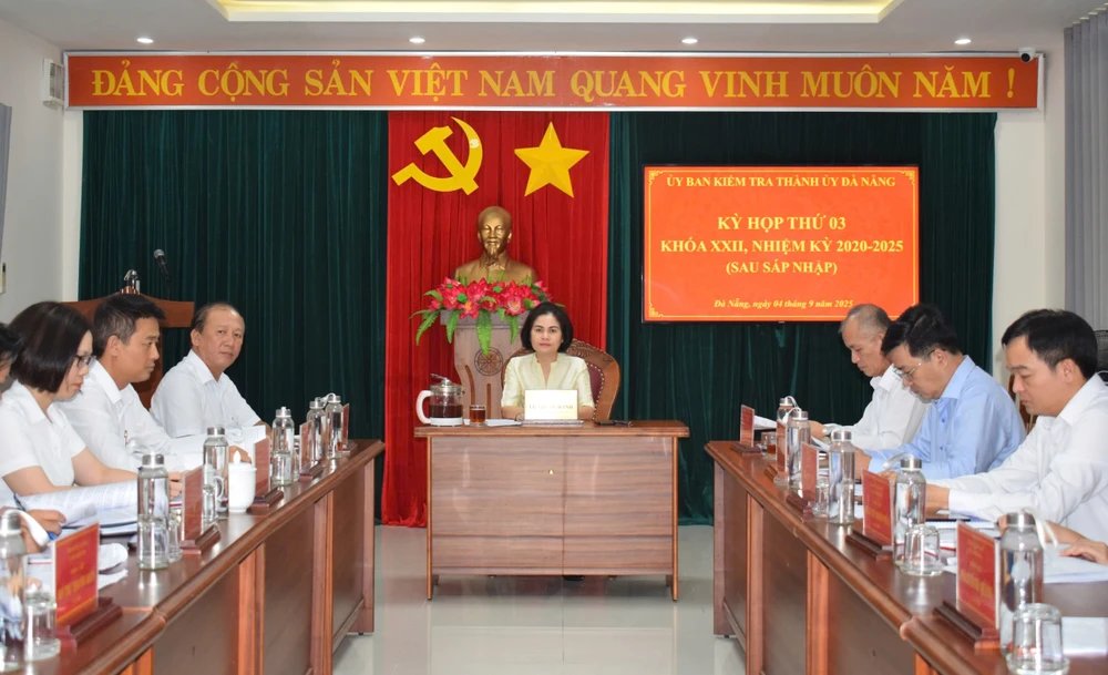 UBKT Thành uỷ Đà Nẵng thi hành kỷ luật khai trừ đảng đối với nguyên chủ tịch xã Tam Quang và 3 lãnh đạo cấp phòng ở huyện Đại Lộc, tỉnh Quảng Nam (cũ). Ảnh: Cổng TTĐT Thành uỷ Đà Nẵng.