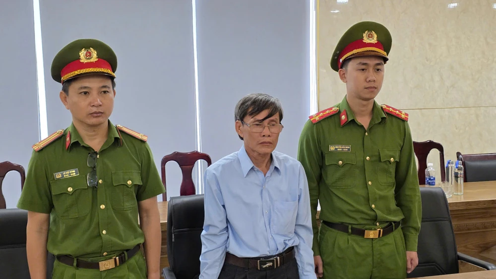 Cựu nhân viên đăng ký đất đai giả chữ ký lãnh đạo, chiếm đoạt tiền người dân