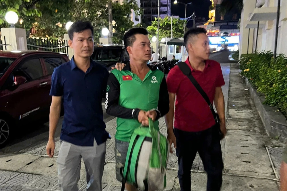 Đúc mạ vàng nải chuối, nhánh cau để lừa đổi vàng thật của người dân. Ảnh: CA