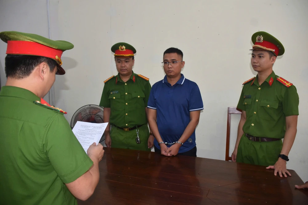 Quốc là nhân viên ngân hàng lừa đảo chiếm đoạt 15 tỉ của nhiều bị hại bằng chiêu trò vay tiền để đáo hạn. Ảnh: CA