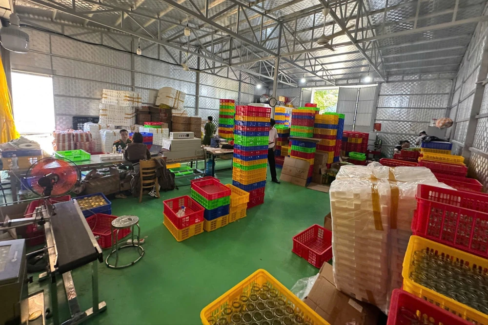 Đường dây sản xuất yến giả quy mô lớn do trường và Châu cầm đầu