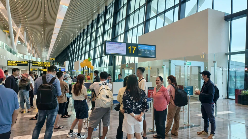 Hành khách trên chuyến bay VN1468 của hãng Việt Nam Airline tập trung tại cửa 17.