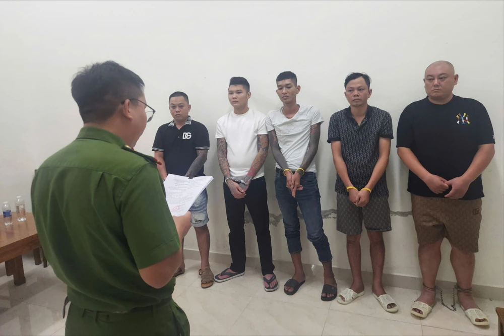 Công an TP Đà Nẵng giải cứu 2 người Trung Quốc bị bắt giữ, đánh đập đòi tiền chuộc và tạm giữ 5 người liên quan. Ảnh: CA