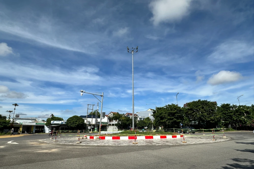 Vòng xay sau khi được cải tạo trơn trượt, người đi đường té ngã liên tục. Ảnh: TN