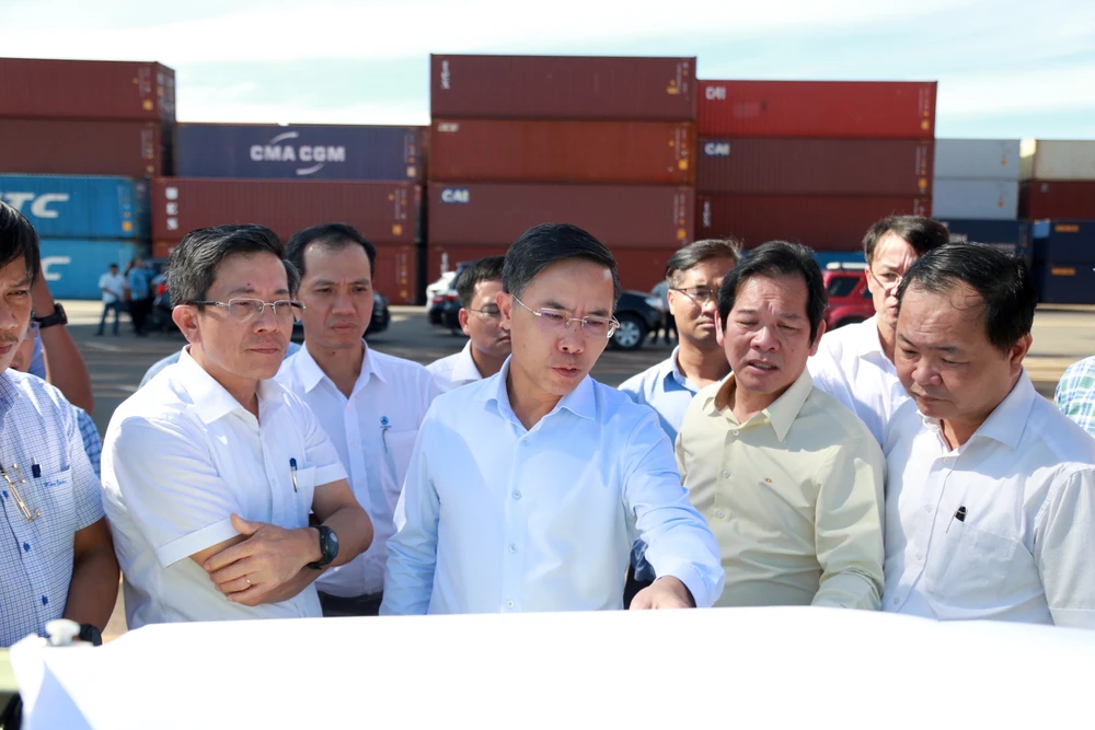 Chủ tịch Đà Nẵng, ông Phạm Đức Ấn (giữa) kiểm tra tại cảng Chu Lai. Ảnh: TN