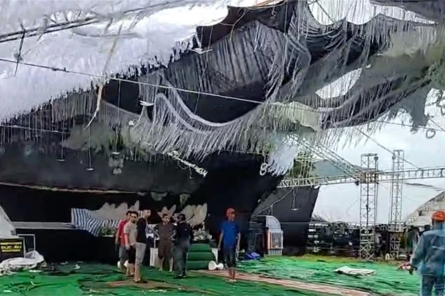 Rạp cưới bị gió cuốn bay, dân làng chung tay ‘giải cứu’ cho đôi bạn trẻ