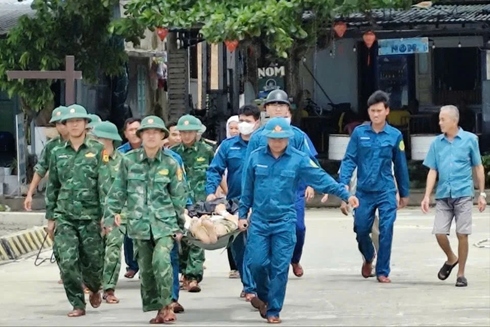 ca nô vượt sóng dữ