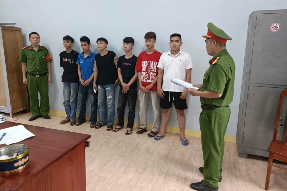 6 thanh niên chém người vô cớ bị bắt tạm giam. Ảnh: CA