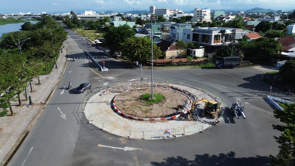 Đơn vị thi công đang bóc tách phần gạch bề mặt trơn trượt khiến nhiều người gặp tai nạn. Ảnh: TN