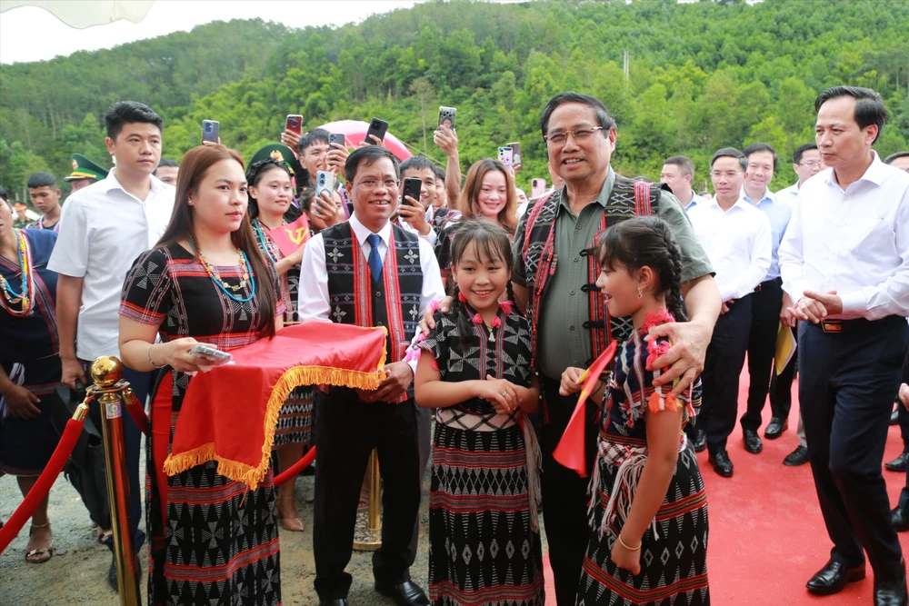 Thủ tướng Chính phủ Phạm Minh Chính dự lễ khởi công dự án trường phổ thông nội trú, bán trú tiểu học và trung học cơ sở xã Tây Giang. Ảnh: TN
