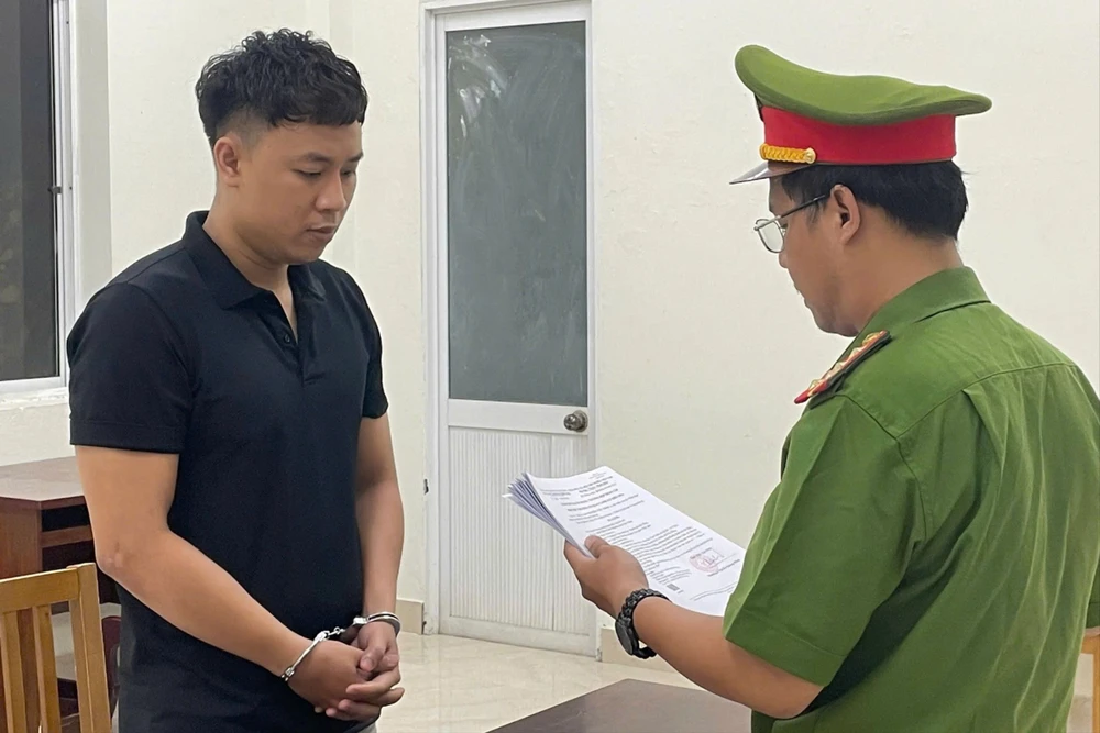 Giả danh công an chặn xe, bắt ép phụ nữ đi nhậu rồi đưa vào khách sạn hãm hại. Ảnh: CA