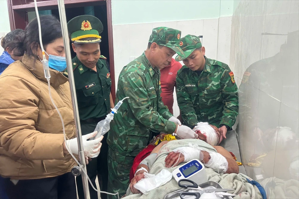 Ông Nhương bị gấu rừng tấn công, may mắn được người dân phát hiện kịp thời. Ảnh: BP