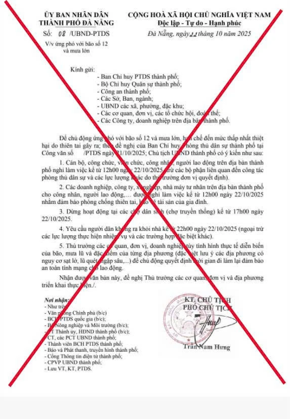 Văn bản giả mạo thông báo cán bộ, công chức, người lao động nghỉ làm việc và dừng hoạt động các chợ để ứng phó bão số 12. Ảnh: CA