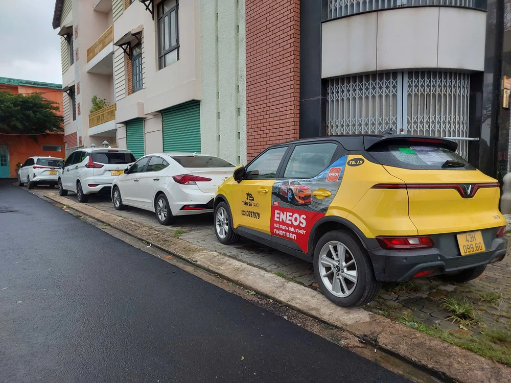 Người dân di chuyển ô tô đến các vị trí cao ráo. Ảnh: TN