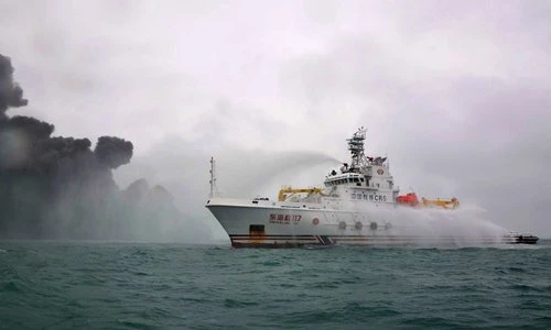 Tàu chở dầu tiếp tục cháy sau ba ngày gặp nạn ảnh 1