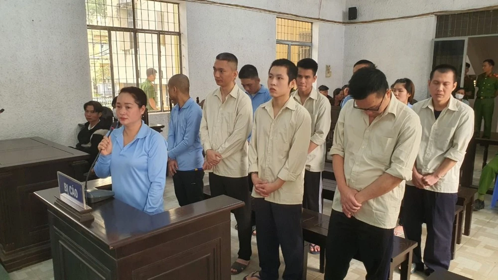 mua bán thiếu nữ phục vụ quán karaoke