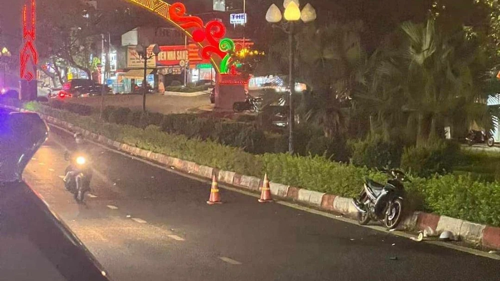 học sinh lớp 8 lái xe máy tông trúng cô giáo