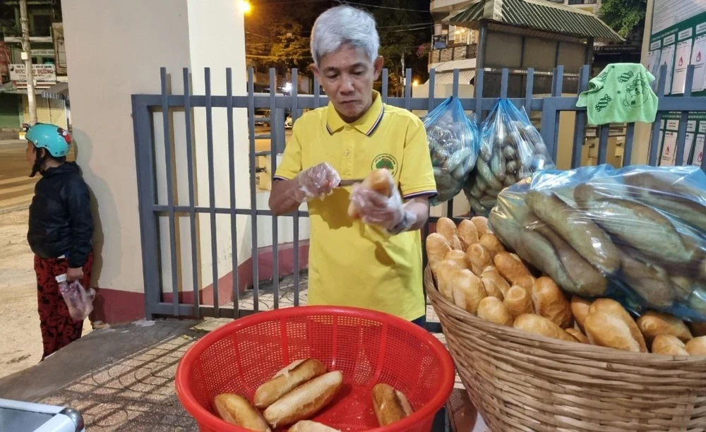 Bánh mì 2000.jpg