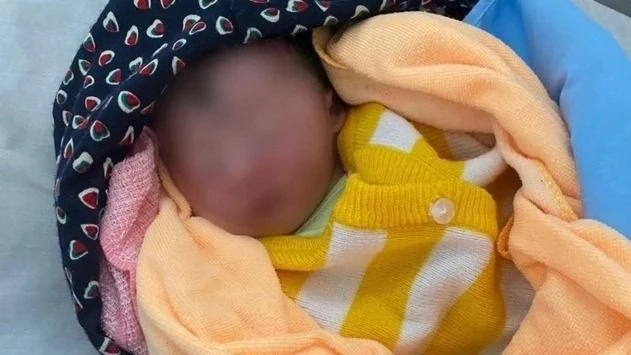 bé trai bị bỏ rơi